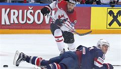 Steve Santini (na zemi) a Ryan O'Reilly.