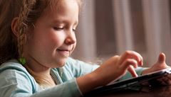 Děti z méně úspěšných škol si doma více hrají na počítači
