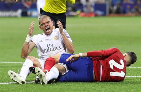 Finále Ligy mistr Real Madrid - Atlético Madrid: Pepe po stetu s Carrascem