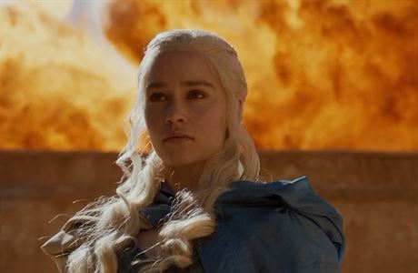 Emilia Clarkeová jako královna Daenerys Targeryen v seriálu Hra o trny.