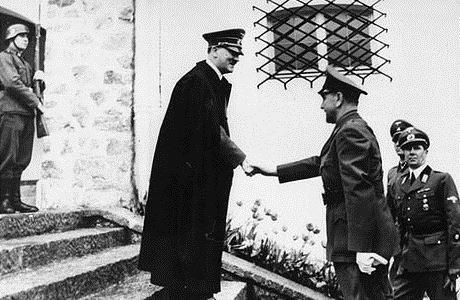 Adolf Hitler si pots rukou s Ante Paveliem.