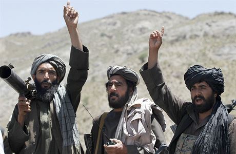 Bojovníci Talibanu v afghánských horách.