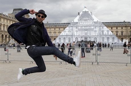 Francouzský streetartový umlec a fotograf JR nechal pomocí optické iluze...