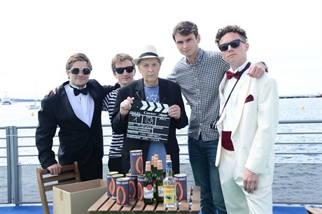 Jan N�mec (uprost�ed) p�i první klapce svého filmu Vlk z Královských Vinohrad.