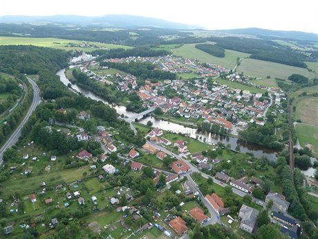 Správní katastr Borova má deset tvereních kilometr, ijí zde 2000 obyvatel....