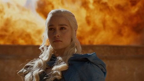 Emilia Clarkeová jako královna Daenerys Targeryen v seriálu Hra o trůny.