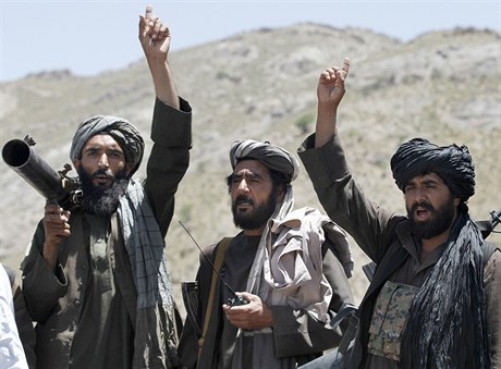 Bojovníci Talibanu v afghánských horách.
