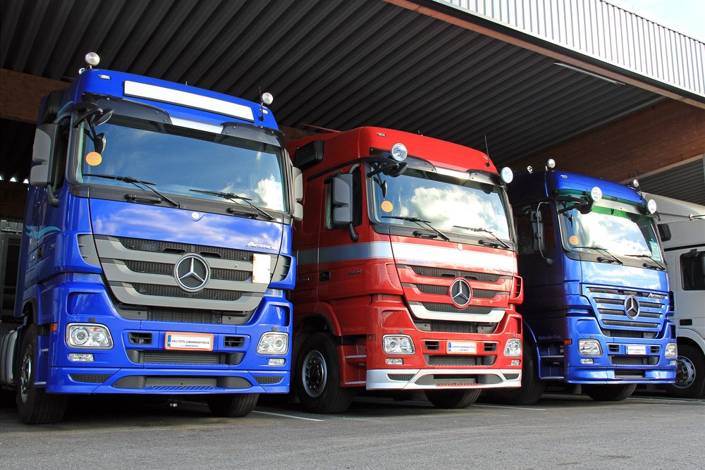 Nákladní vozy Mercedes od spole�nosti Daimler.