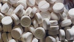 Kilo kokainu a 30 tisíc tablet extáze. Pražští celníci zadrželi drogového kurýra