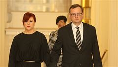 Jana Neasová a Petr Neas picházejí k soudu.