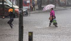 Velká bouřka nad Prahou: voda zaplavila obchodní centrum, silničáři zavírali tunely