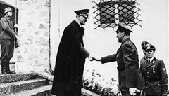 Adolf Hitler si pot�ásá rukou s Ante Paveli�em.