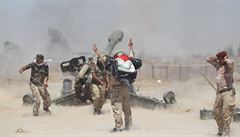 Irátí vojáci a íittí milicionái útoí na pozice dihádist ve Fallúde.
