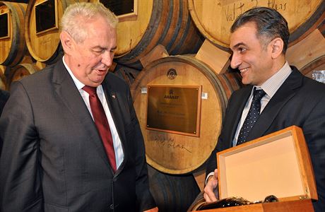 Láhev dvaasedmdesátileté brandy dostal prezident Milo Zeman pi tvrtení...
