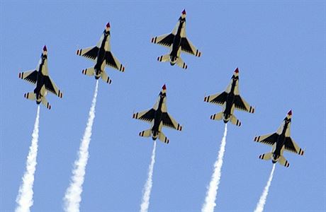 Pedvádcí skupina americké armády Thunderbirds pi peletu nad Barackem Obamou...