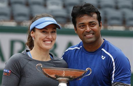 Martina Hingisová a Leander Paes se radují z triumfu ve smíené tyhe na...