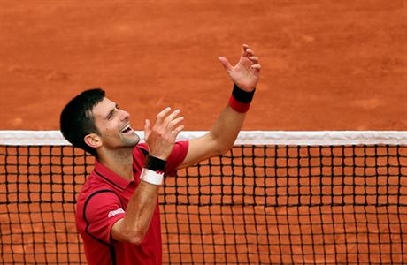 Novak Djokovi se raduje z triumfu na French Open, který mu ve výtu grandslamových titul jako jediný chybl.