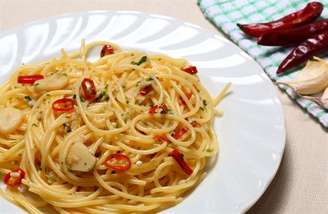 Tstoviny aglie e olio (ilustran foto)