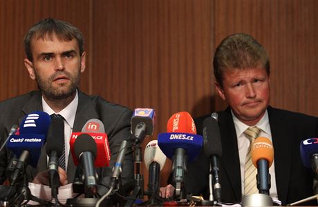 Robert lachta a Ivo Itvan na tiskové konferenci v roce 2013.