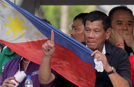 Jsem jednika, gestikuluje favorit voleb Rodrigo Duterte s filipínskou vlajkou...