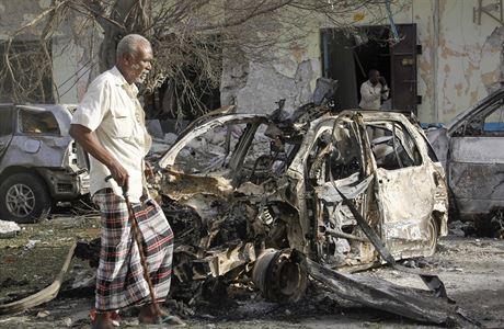 Nsledky bombovho toku na hotel Ambassador v Mogadiu.