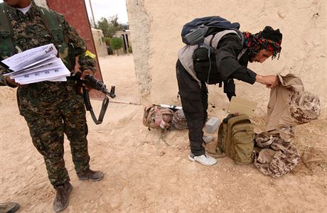 Bojovníci Syrských demokratických sil (SDF) zkoumají výbavu radikál z...