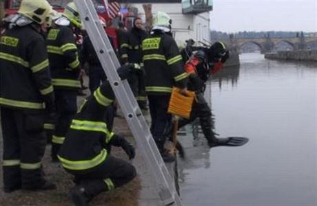 Záchranná akce hasi v centru Prahy. Vytahovali z Vltavy vozítko Segway