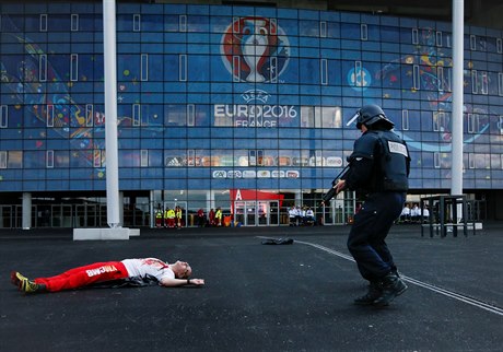 Francouztí policisté pi nácviku útoku na fotbalový stadion bhem Eura.