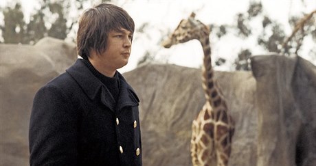 Celé album naivo. Brian Wilson pedvede slavné album Beach Boys Pet Sounds.