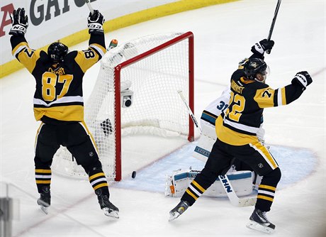 Sidney Crosby (vlevo) a Patric Hörnqvist se radují z vítzné branky Conora...