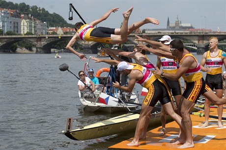 Vítězové oslavují sesazení pražské Dukly z trůnu.