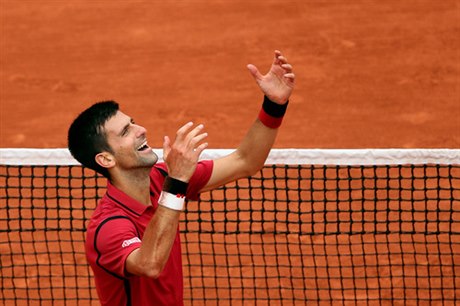 Novak Djokovi se raduje z triumfu na French Open, který mu ve výtu grandslamových titul jako jediný chybl.