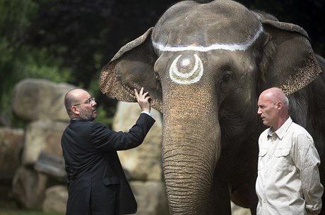 Gulab s editelem zoo Miroslavem Bobkem (vlevo) a chovatelem Karlem Kaprálem...