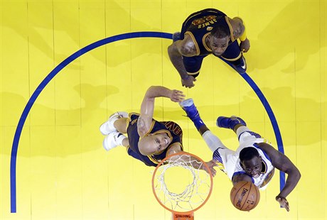 Warriors zniili Cleveland o 33 bod a ve finále NBA vedou 2:0.