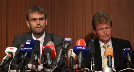 Robert lachta a Ivo Itvan na tiskové konferenci v roce 2013.