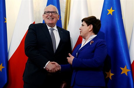 První místopedseda Evropské komise Frans Timmermans s polskou premiérkou...