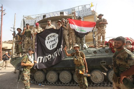 Šíitští bojovníci oslavují vítězství nad Islámským státem.