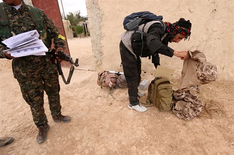 Bojovníci Syrských demokratických sil (SDF) zkoumají výbavu radikál z...