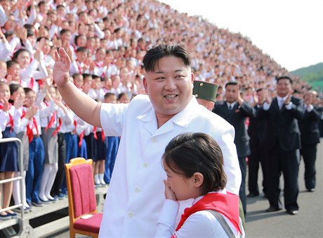 Kim Čong-un zdraví své dětské publikum.