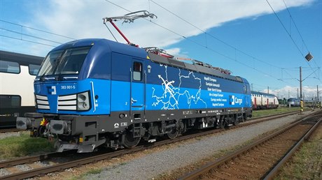 Lokomotiva Siemens Vectron v barvách spoelčnosti ČD Cargo.