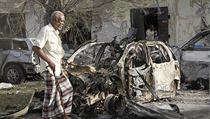 Následky bombového útoku na hotel Ambassador v Mogadišu.