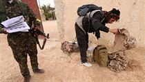 Bojovnci Syrskch demokratickch sil (SDF) zkoumaj vbavu radikl z...