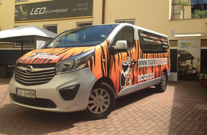 Minibus spolenosti Tiger Express.