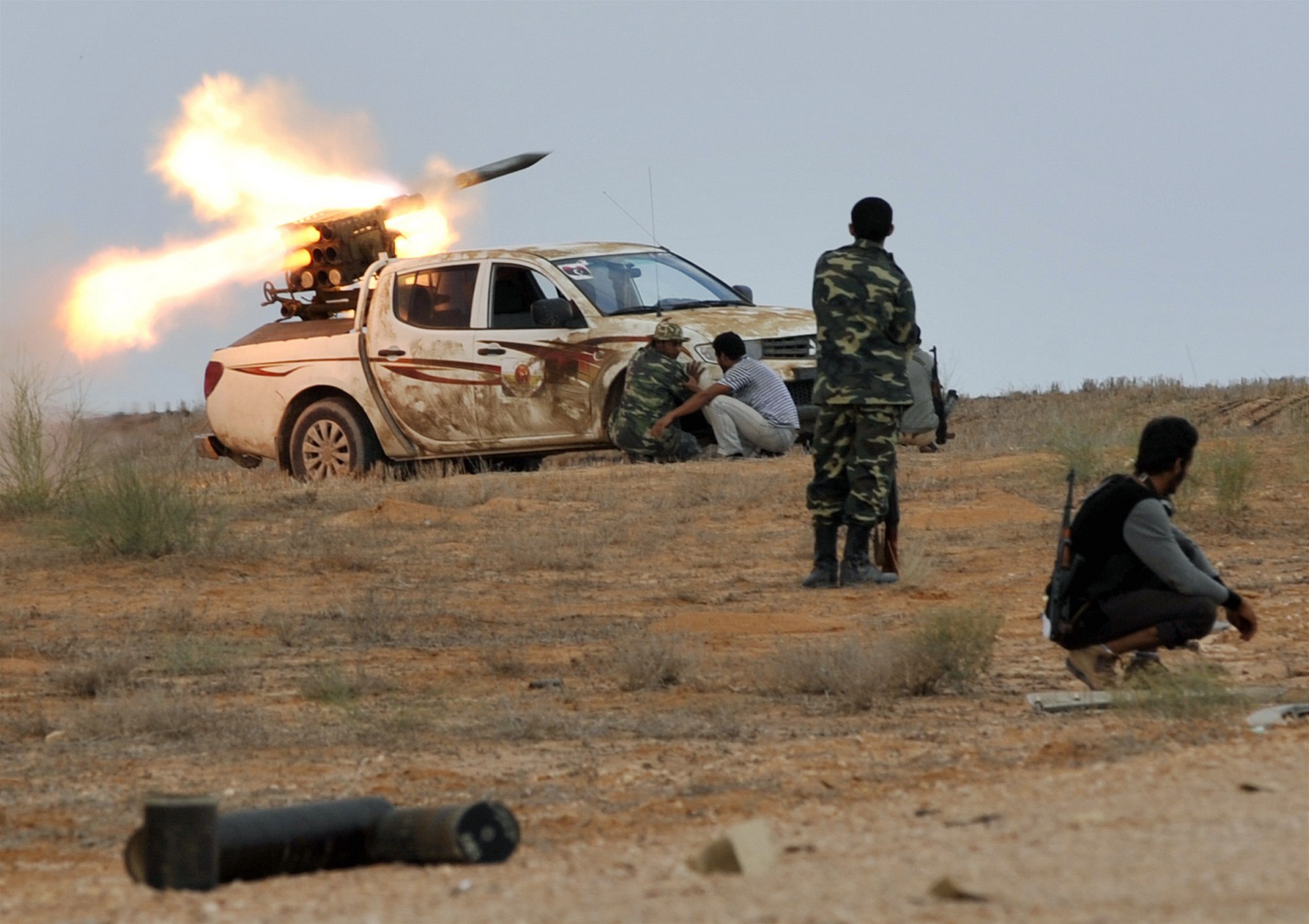 Libyj�tí revolucioná�i pálí rakety na Syrtu.
