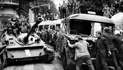Srpen 1968. Někde se lidé pokusili o odpor, stavěli zátarasy. Proti tankům ale... | na serveru Lidovky.cz | aktuální zprávy