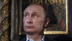 Chci, aby mě zavřeli do vězení, říká muž s maskou Putina. Ruští umělci se bouří