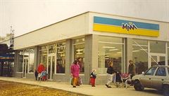 První supermarket v esku se jmenoval MANA a patil nizozemskému Aholdu.
