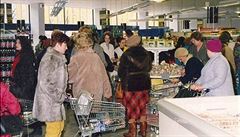 Zákazníci v supermarketu Manna v roce 1991.