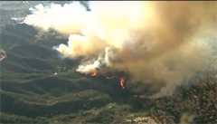 VIDEO: Pedmst Los Angeles v plamenech. Por zpsobila nehoda nklaku