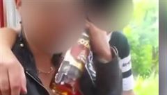 trnctilet dvka s kamardy na videu pije rum a kou. Nahrvku u e policie